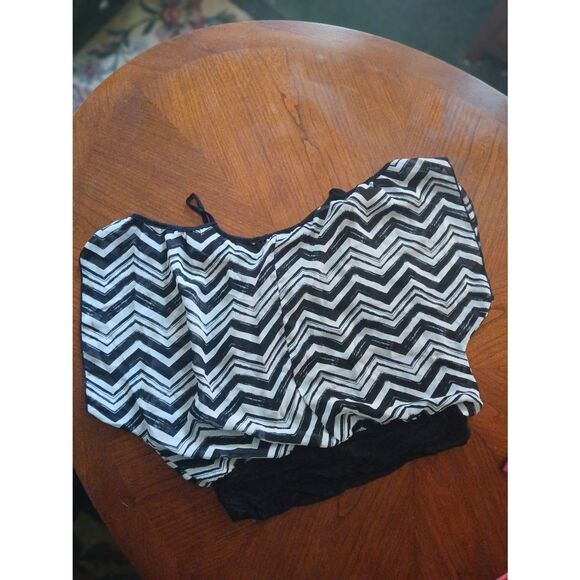 Rue 21 brand Ladies Top Size: Medium (1254) - Picture 3 of 4